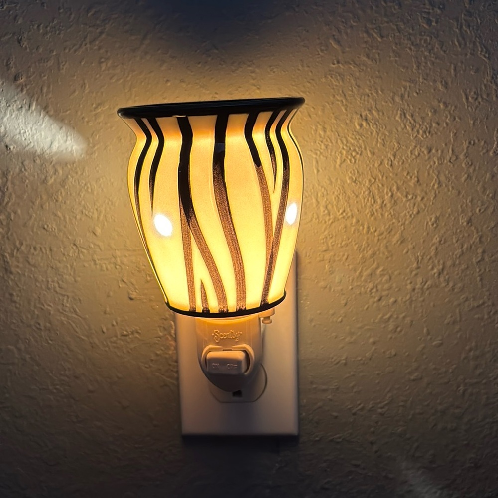Scentsy- Warmer (Zebra Print).